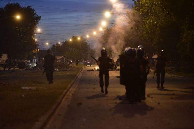 Un policía herido durante los incidentes entre vecinos y uniformados en Rosario