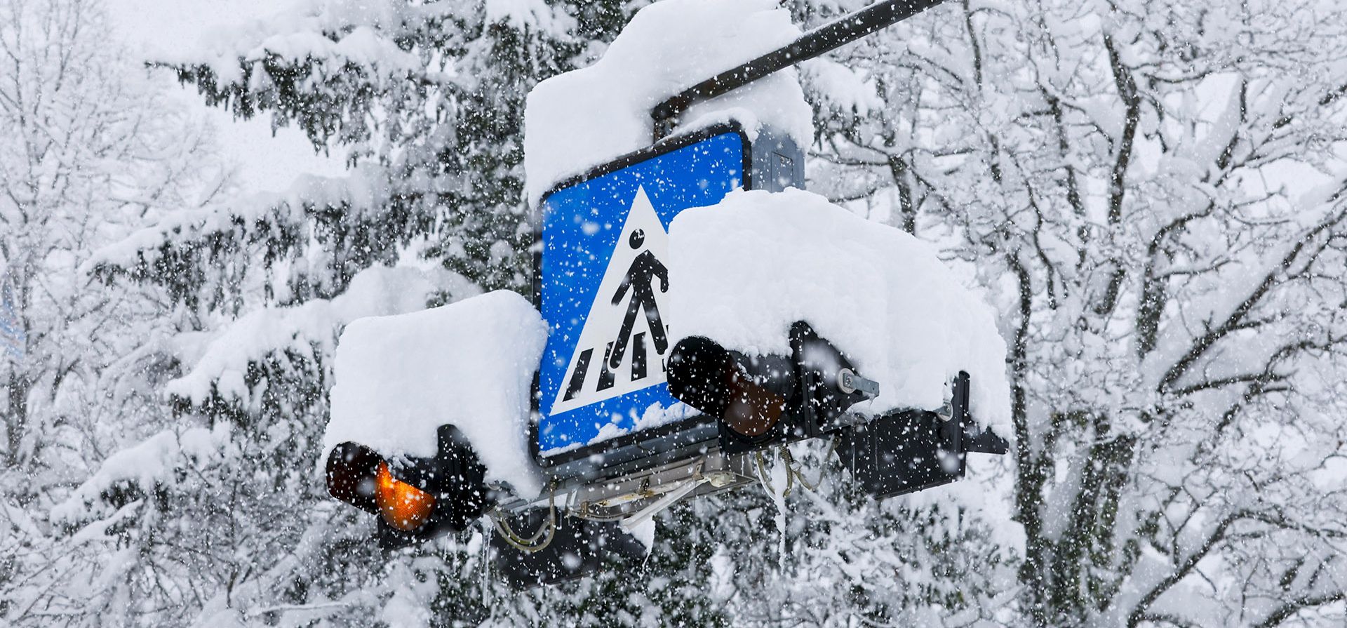 Una señal de tráfico está cubierta por nieve en Kocevje, cerca de Ljubljana, Eslovenia, el lunes 23 de enero de 2023. Una tormenta de nieve con ráfagas de viento obstaculizó el tráfico en una carretera clave en Eslovenia el lunes y dejó partes del país temporalmente sin electricidad. (Foto AP)