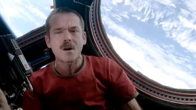 En el video, el astronauta viaja a la estación espacial, cantando y tocando la guitarra la famosa canción que dijo adiós al espacio más de 5 meses después.