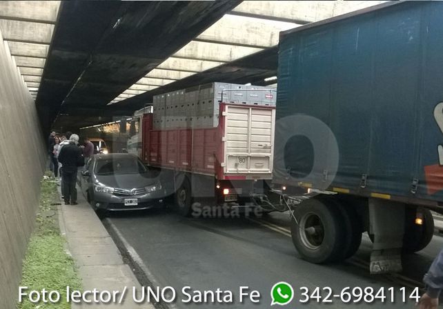 Un camión chocó a un auto en el Túnel Subfluvial y produjo demoras en el tránsito