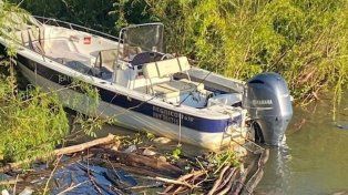 La lancha abandonada en el río