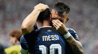 Lautaro Martínez se abraza con Leo Messi después de poner el 2 a 1 para Argentina ante Inglaterra.&nbsp;