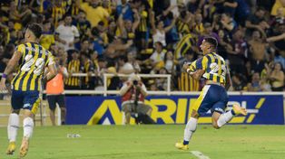 Lautaro Giaccone sacó un conejo de la galera y evitó la derrota de Central con un golazo de otro partido. Y sale a gritarlo junto a Martínez Dupuy.