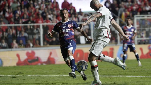 Cocoliso González se prepara para sacar el remate en el 1 a 1 de Newell's frente a Unión en la última fecha