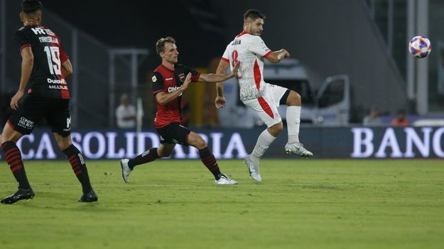 Newells reaccionó tarde e Instituto lo venció con contundencia por 3 a 1