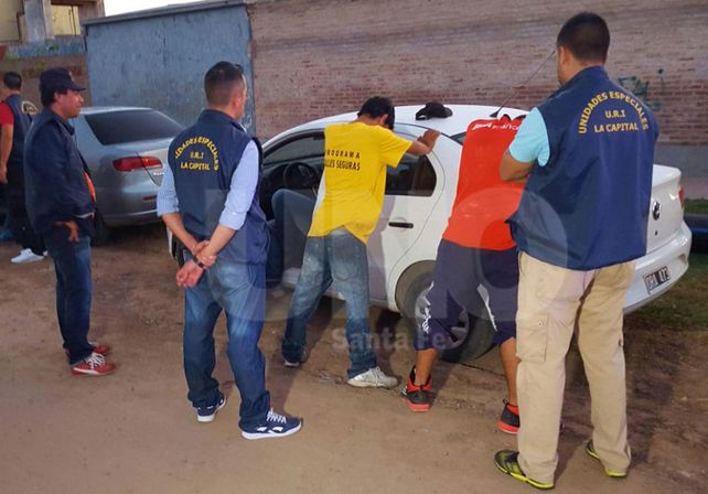 Megaoperativos policiales con cinco detenidos en barrios de la ciudad
