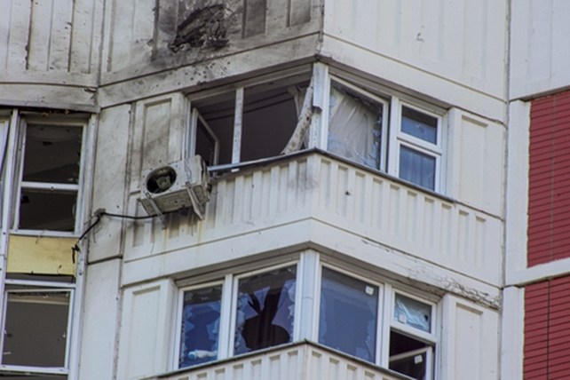 Daños en un edificio de departamentos en Moscú. Ocho drones atacaron la capital rusa