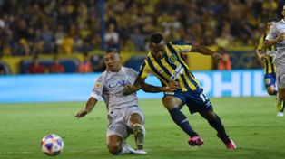 Jaminton Campaz lucha por el balón ante un defensor tombino. Buen debut del colombiano.