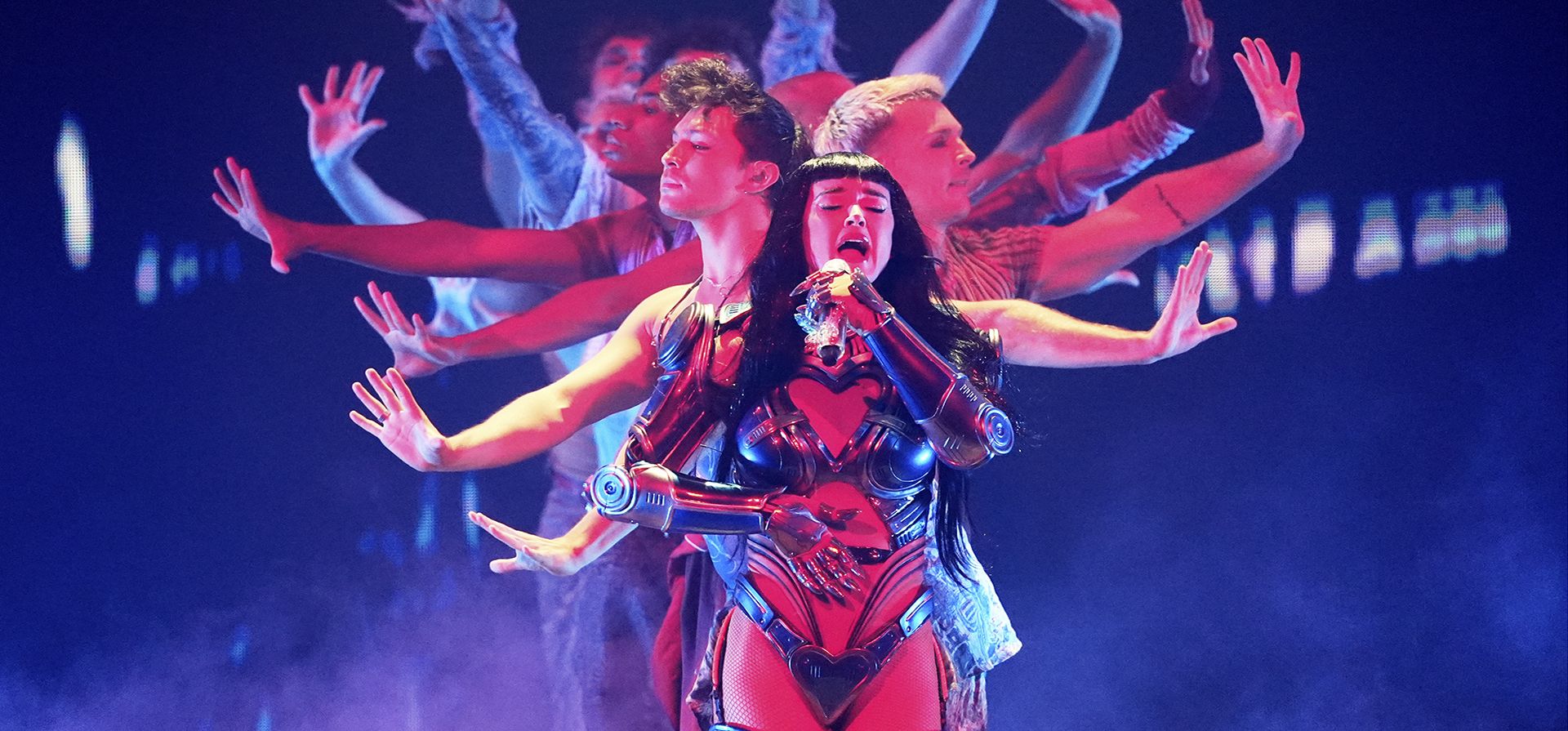Katy Perry interpreta una corografía con bailarines como parte de la gira Katy Perry interpreta una corografía con bailarines como parte de la gira