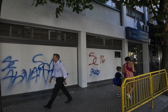 pintadas. En años anteriores estos festejos terminaron con inscripciones en varias fachadas de colegios.
