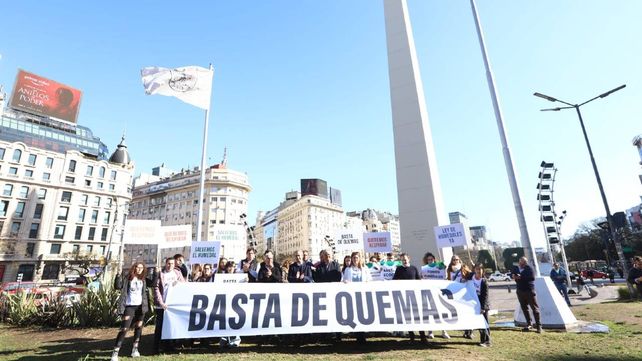 El obelisco fue el epicentro de la protesta de Javkin y otros intendentes por los incendios.