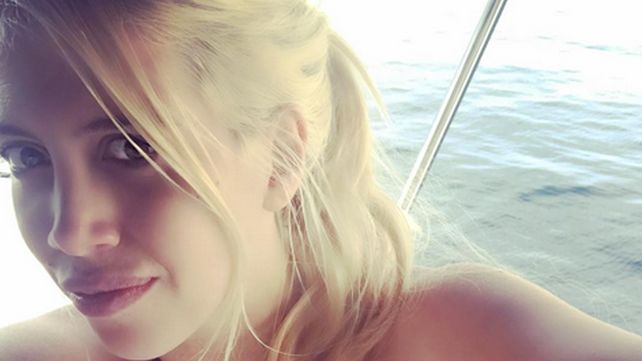 Un look impensado: Wanda miró el partido con joggins y tacos altos