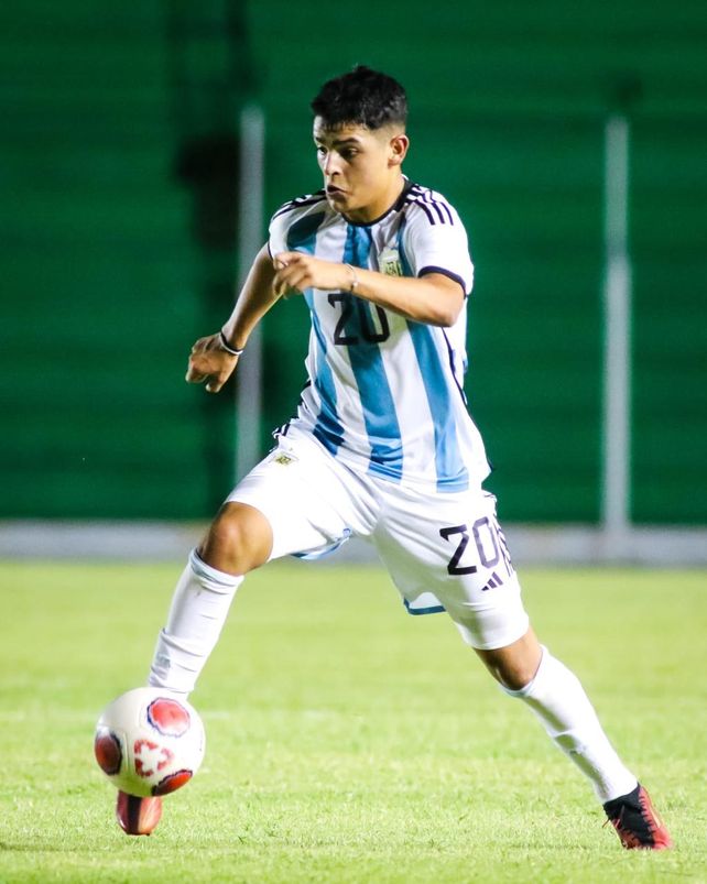 Con tan sólo 15 años, Santiago Segovia fue convocado a la selección sub-17, primero con Aimar y después con Placente.