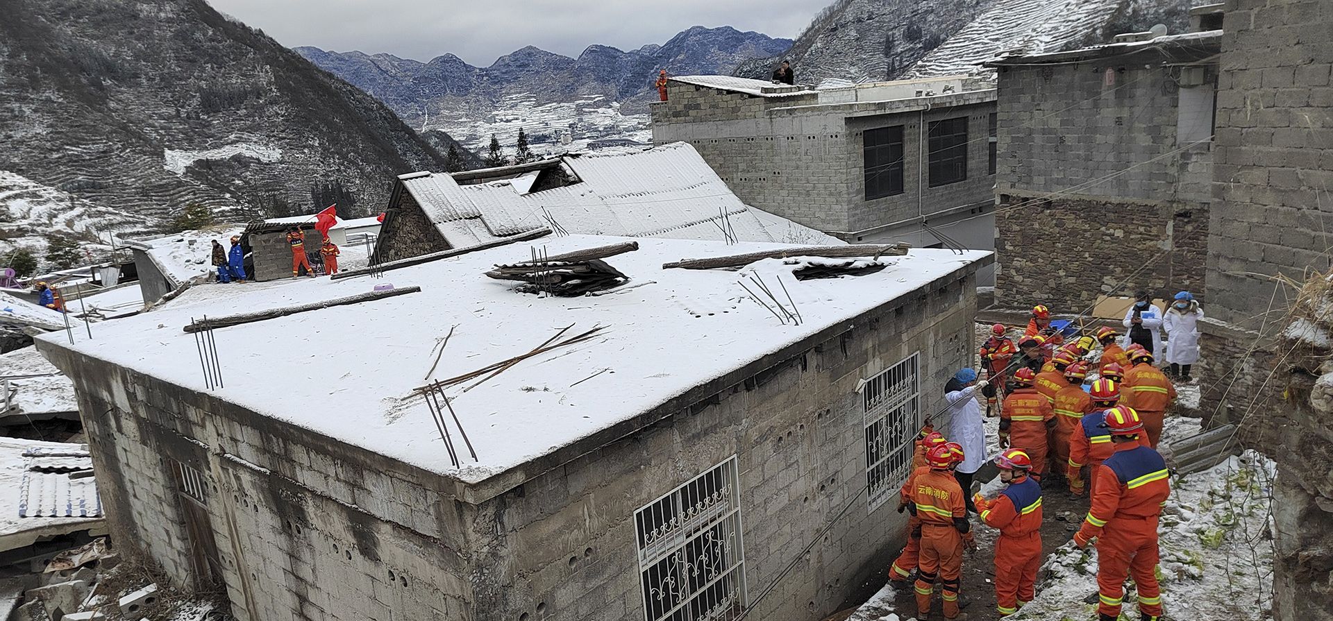 Trabajadores de rescate buscan el lugar de un deslizamiento de tierra en la aldea de Liangshui, ciudad de Tangfang en la ciudad de Zhaotong, provincia de Yunnan, en el suroeste de China, el lunes 22 de enero de 2024. (Xinhua vía AP) Trabajadores de rescate buscan el lugar de un deslizamiento de tierra en la aldea de Liangshui, ciudad de Tangfang en la ciudad de Zhaotong, provincia de Yunnan, en el suroeste de China, el lunes 22 de enero de 2024. (Xinhua vía AP)