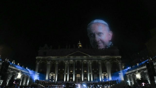El rostro del Papa Francisco fue recreado con drones