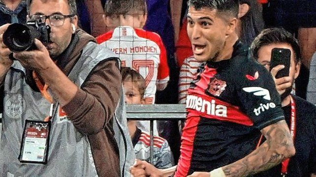 Exequiel Palacios anotó de penal sobre la hora para el empate de Bayer Leverkusen ante Bayern Munich.