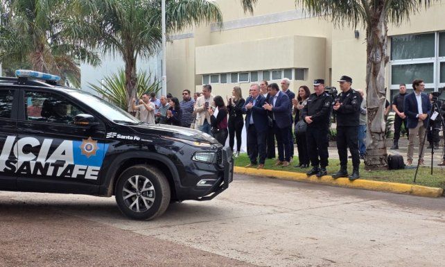 Michlig y Cococcioni completaron la entrega de 13 camionetas policiales marca Fiat Toro O KM