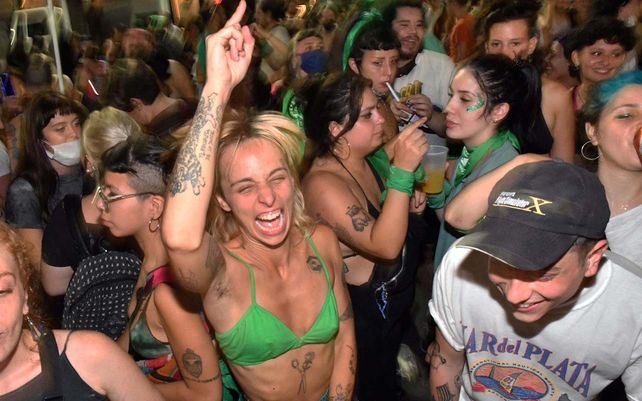 Emoción en los festejos en Argentina por la legalización del aborto