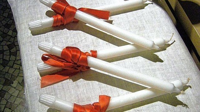 Signo. La bendición de las gargantas se administra colocando dos velas en posición de una cruz de San Andrés