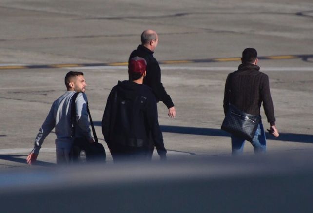 Xavi Hernández avanza primero hacia el avión. Lo siguen Jordi Alba y Sergio Busquet. El aeropuerto estuvo operable después de las 9.