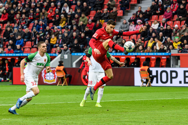 Con Alario y Palacios, Leverkusen superó a Augsburgo