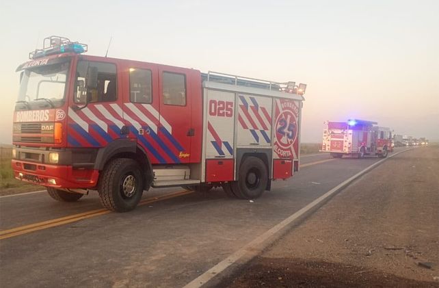 Tragedia en Alcorta. Bomberos voluntarios de Alcorta y Máximo Paz en la ruta provincial 90