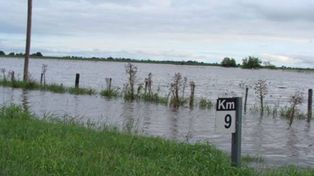 Corte de tránsito en la Ruta 6 por el desborde del Salado