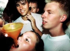 Atracones alcohólicos afectan el cerebro de los adolescentes