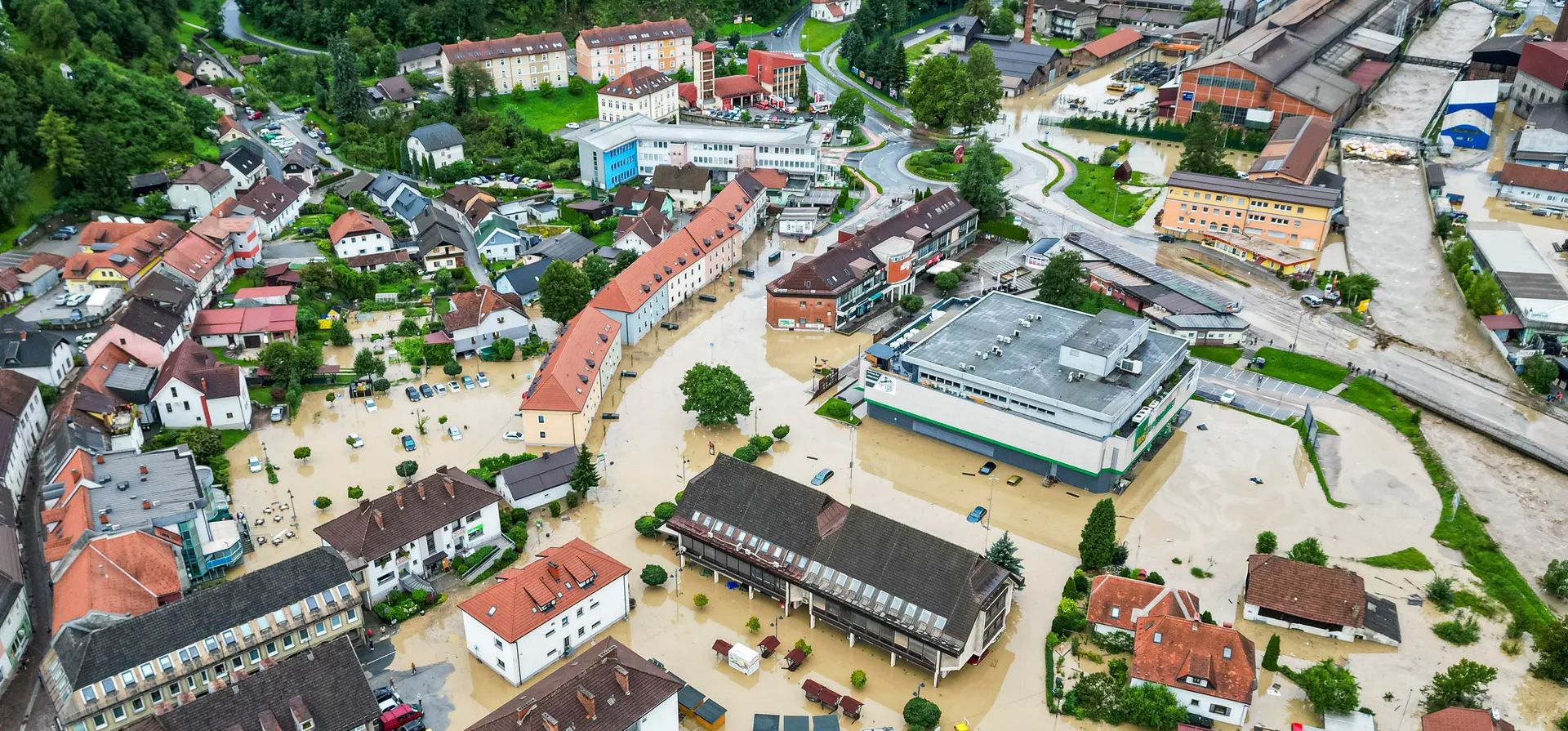 Ravne na Koroškem, Eslovenia. Las fuertes lluvias causan inundaciones repentinas y deslizamientos de tierra en las zonas septentrional, noroccidental y central del país, un mes de lluvia cayó en 24 horas. Fotografía: Gregor Ravnjak/AP Ravne na Koroškem, Eslovenia. Las fuertes lluvias causan inundaciones repentinas y deslizamientos de tierra en las zonas septentrional, noroccidental y central del país, un mes de lluvia cayó en 24 horas. Fotografía: Gregor Ravnjak/AP