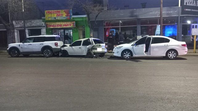 Paraná: una moto quiso sobrepasar un auto y desencadenó un choque en cadena