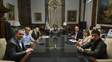 La Libertad Avanza. El presidente Javier Milei encabezó la primera foto oficial de la mesa política nacional junto a Karina Milei, Bullrich, Francos, Caputo, Menem y Adorni.
