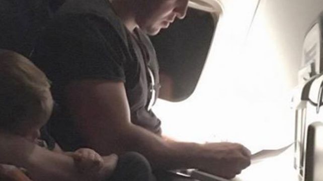 La emotiva carta de una madre al joven que se sentó al lado de su hijo y lo cuidó en el avión