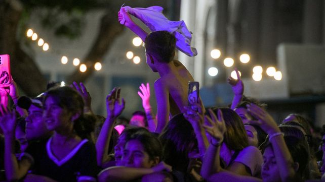 Viví 25 de Mayo volvió a encender el corazón de Paraná con una noche multitudinaria