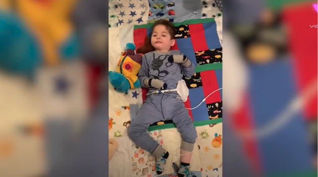 Video: el emotivo momento en que un niño logra darse vuelta tras estar su vida postrado en una silla de ruedas