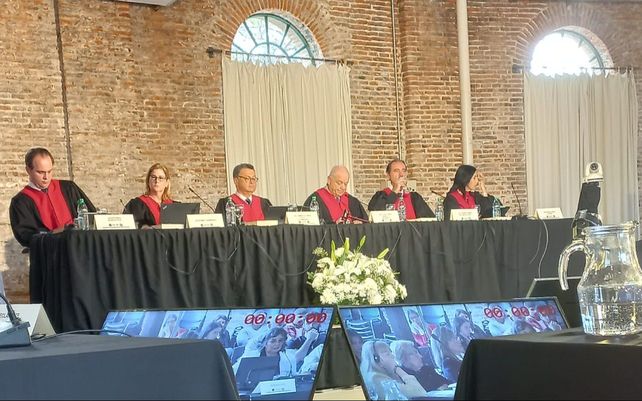 Los jueces de la Corte Interamericana ante el caso María. Abajo