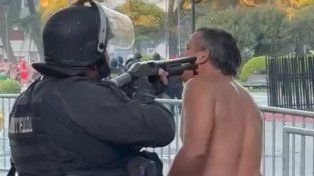 El policía y el hincha discutieron en una escena alarmante.