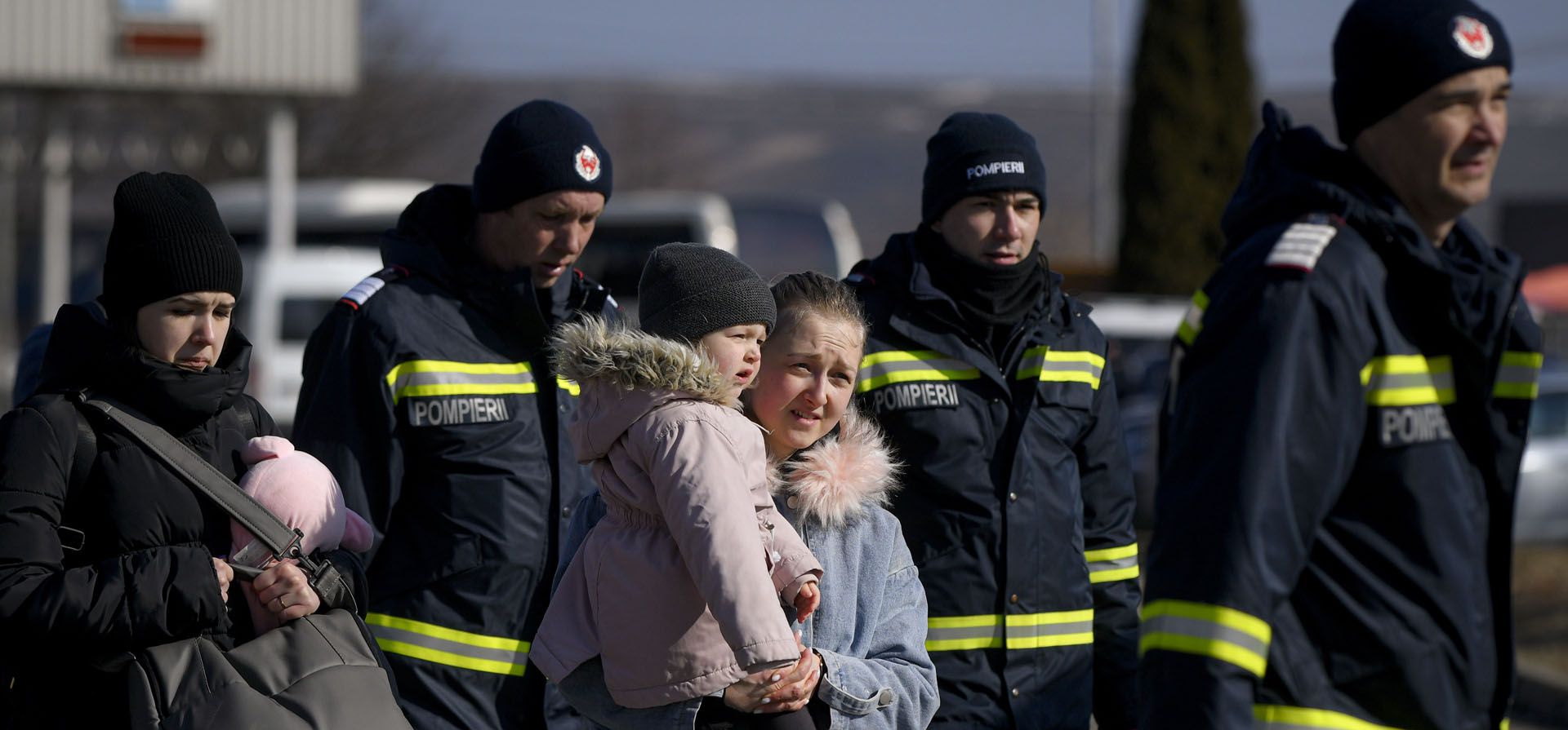 Una madre junto a su hijo que huyen de la guerra cruzan la frontera, en el lado rumano-ucraniano, en Siret, Rumania, el lunes 14 de marzo de 2022.