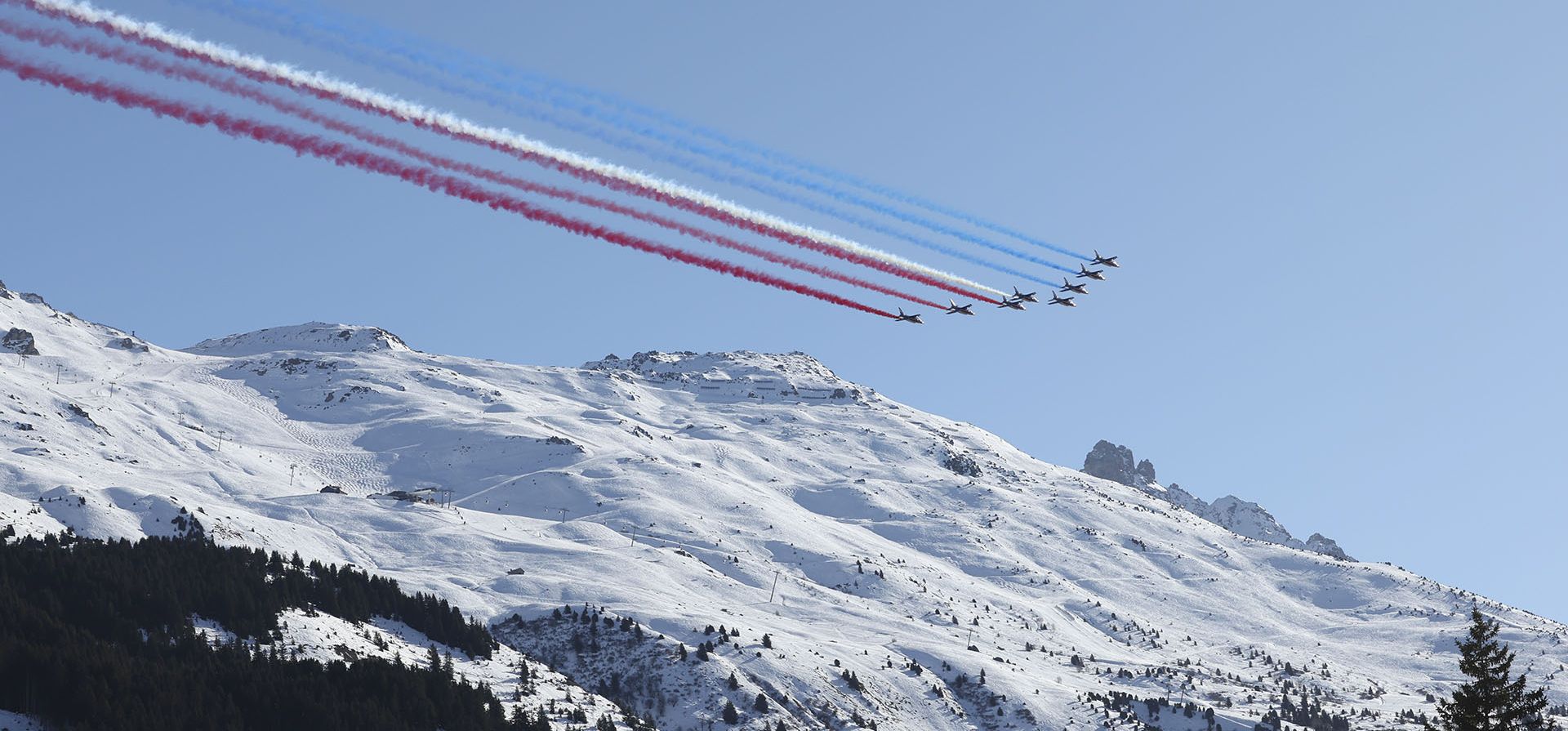 El escuadrón de acrobacias aéreas de la fuerza aérea francesa "Patrouille de France" (PAF) se presenta antes de que comience el Campeonato Mundial femenino de esquí alpino , en Meribel, Francia, el miércoles 8 de febrero de 2023. (Foto AP/Alessandro Trovati)