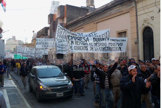Manifestantes de Uocra se manifiestan frente a Casa de Gobierno