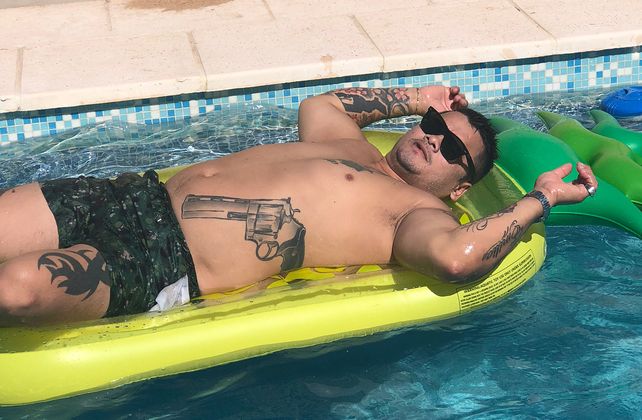 En la pileta. Maidana se muestra algo excedido de peso luego de su retiro del boxeo.