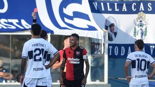 Zunino le muestra la roja a Leonel Vangioni, por una dura infracción al jugador de Gimnasia. Dejó a Newells con diez.
