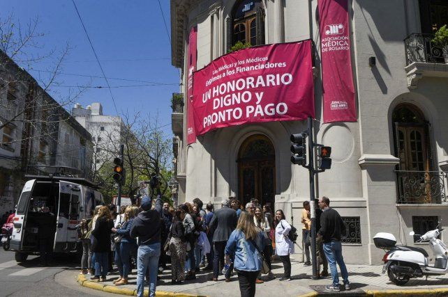 Los médicos autoconvocados reliazaron una protesta pasado el mediodía por honorarios dignos