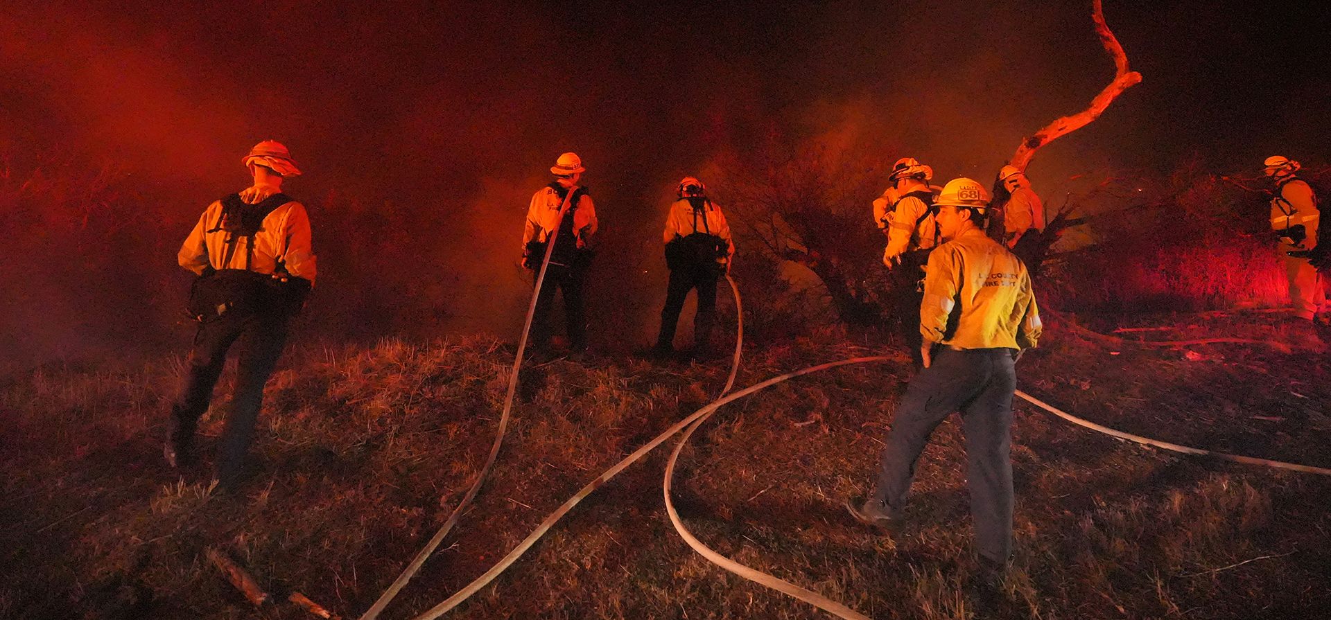 Equipos de bomberos toman posición frente al incendio Bryson el jueves 15 de octubre de 2026, en Malibu, California. (AP Foto/Jae C. Hong) Equipos de bomberos toman posición frente al incendio Bryson el jueves 15 de octubre de 2026, en Malibu, California. (AP Foto/Jae C. Hong)