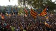 No ceden. Separatistas colmaron las calles de Barcelona en repudio a los operativos del gobierno central.