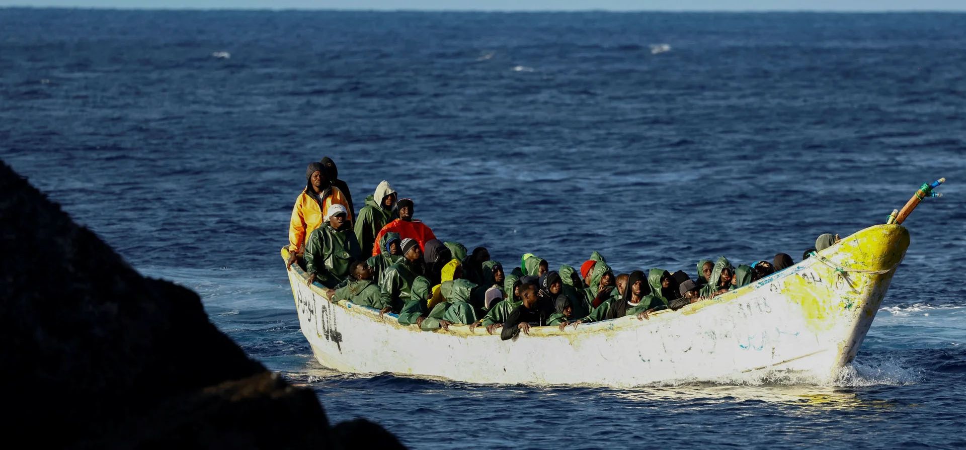 Una embarcación de fibra de vidrio con migrantes llega al puerto de La Restinga, El Hierro, España. Fotografía: Borja Suárez/Reuters Una embarcación de fibra de vidrio con migrantes llega al puerto de La Restinga, El Hierro, España. Fotografía: Borja Suárez/Reuters