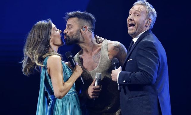 El reconocido cantante sorprendió al&nbsp;conductor del evento con un “piquito” y quiso hacer lo propio con la presentadora.