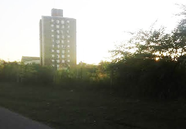 Detras de las torres del complejo ubicado sobre calle Mendoza están los terrenos que piden que sean utilizados.