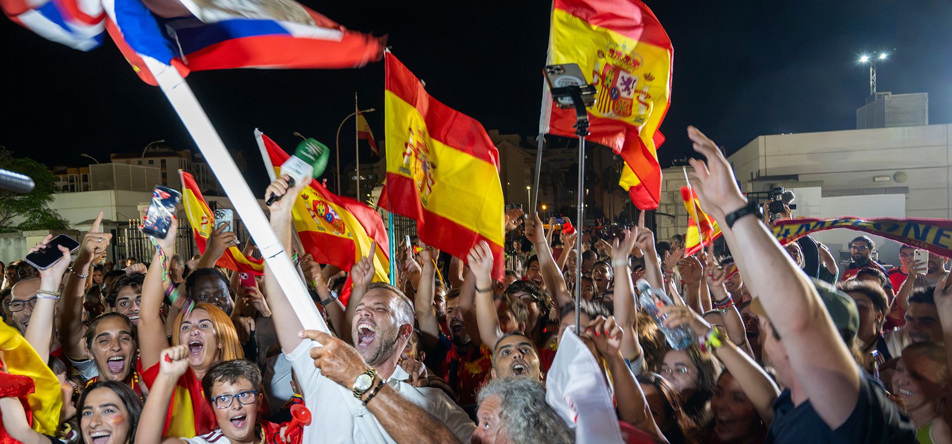 Ciudadanos británicos y españoles celebran la exención de pasaportes tras la entrada en vigor del nuevo tratado entre la UE y el Reino Unido en el paso fronterizo entre Gibraltar y España, en La Línea de la Concepción, España, el miércoles 15 de julio de 2026. (Foto AP/Marcos Moreno) Ciudadanos británicos y españoles celebran la exención de pasaportes tras la entrada en vigor del nuevo tratado entre la UE y el Reino Unido en el paso fronterizo entre Gibraltar y España, en La Línea de la Concepción, España, el miércoles 15 de julio de 2026. (Foto AP/Marcos Moreno)