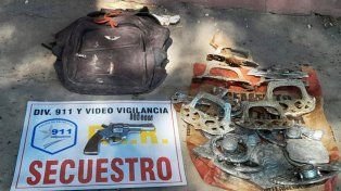 En el interior de la bolsa, había 15 manijas de féretros, una cruz, una imagen de Cristo y una placa, todo de aluminio, robados dle cementerio municipal de Paraná&nbsp;