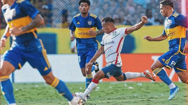 Boca le está ganando a San Lorenzo en su cancha.